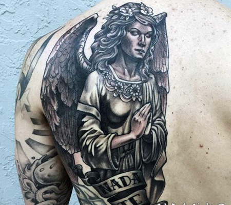 复古风格的黑白天使和字母纹身图案