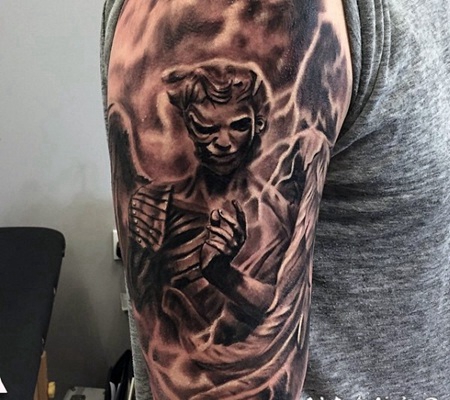手臂不寻常的黑色天使和闪电纹身图案