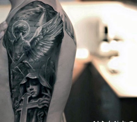 手臂宗教黑色的女人十字架与天使纹身图案