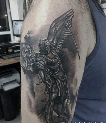 手臂黑白天使战士与蛇纹身图案