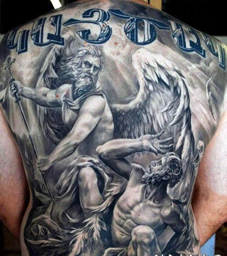 背部惊人的天使战士和字母纹身图案