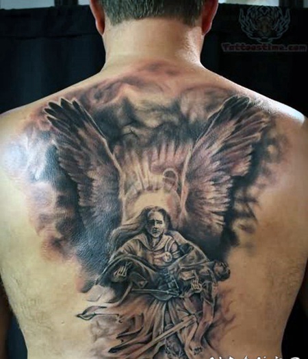 背部黑白的天使和死亡战士纹身图案
