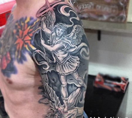 宗教风格的天使战士与恶魔手臂纹身图案
