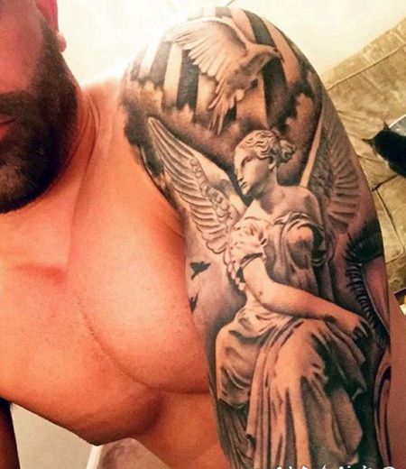 黑白天使雕像和飞翔的白鸽手臂纹身图案