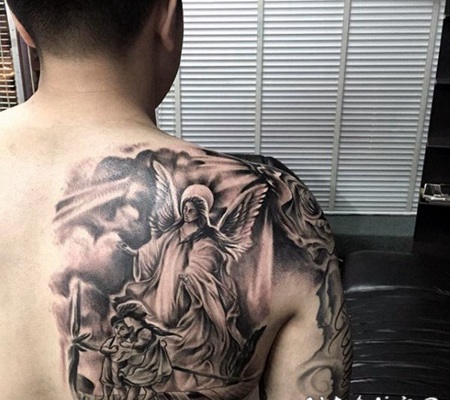 背部天使和孩子黑白纹身图案