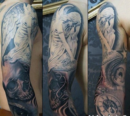 手臂黑白悲伤天使雕像与骷髅时钟纹身图案
