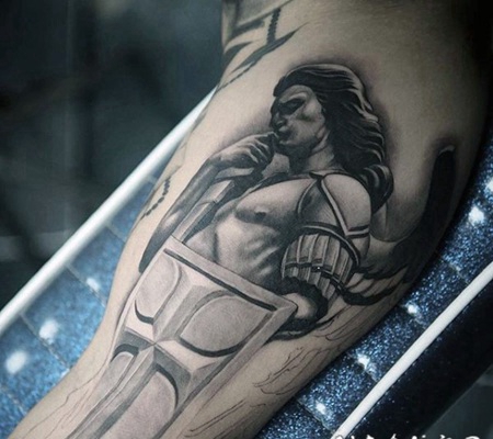 手臂不可思议的黑色二天使战士雕像纹身图案