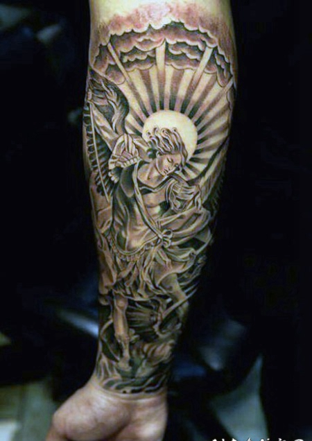 手臂五彩的天使和恶魔战斗与阳光纹身图案