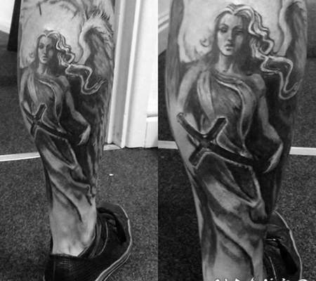 old school小腿黑白天使和十字架纹身图案