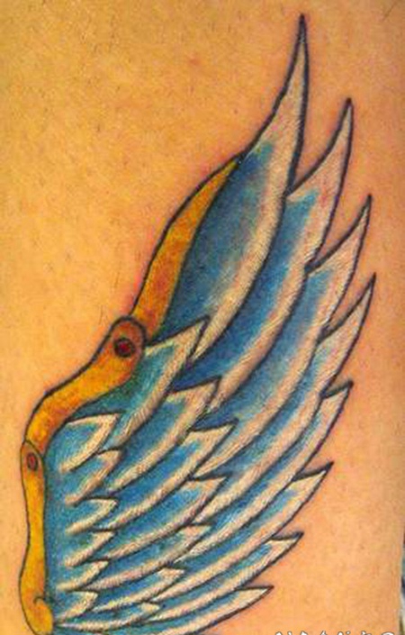 手臂彩色的天使翅膀纹身图案