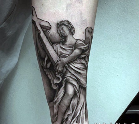 手臂简单的黑色天使十字架纹身图案