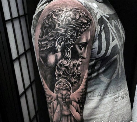 男性雕像和天使黑色手臂纹身图案
