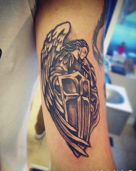 手臂黑圣洁的天使战士纹身图案
