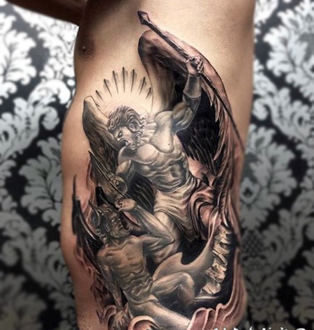 有趣的天使与恶魔战斗侧肋纹身图案