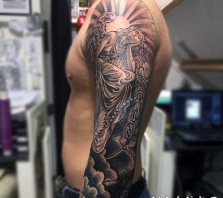 手臂黑白天使雕像与鸽子和指南针纹身图案