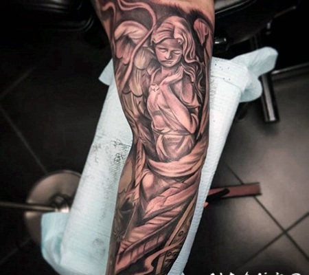 old school黑色的天使雕像手臂纹身图案