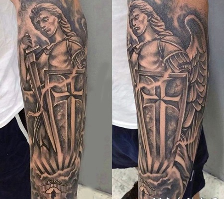 手臂黑白天使战士和盾牌纹身图案