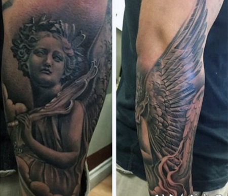 手臂黑白天使雕像与蜡烛纹身图案