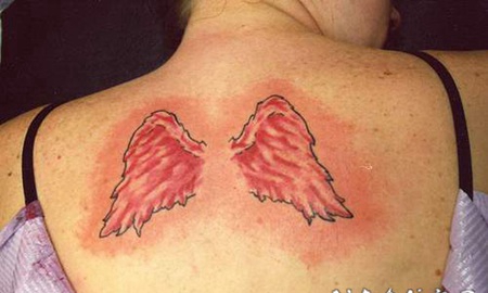 背部红色的天使小翅膀纹身图案