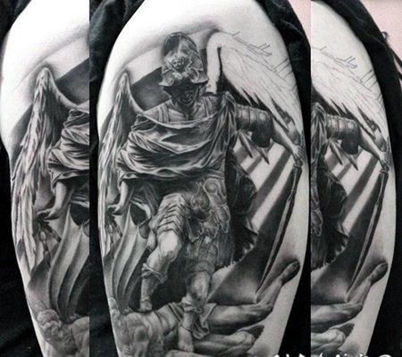 手臂黑白的天使战士个性纹身图案