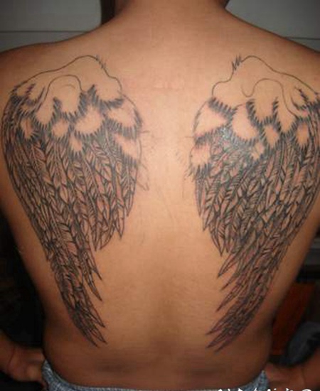 男性背部天使翅膀设计纹身图案