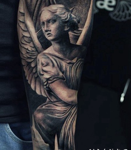 手臂写实的天使雕像和蜡烛纹身图案