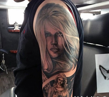 手臂漂亮的女性肖像和天使雕像纹身图案