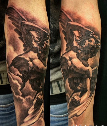 黑灰风格的天使雕像手臂纹身图案