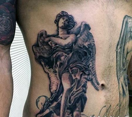 腹部黑灰风格的天使雕像纹身图案
