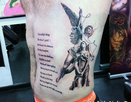 侧肋黑白天使雕像与字母纹身图案