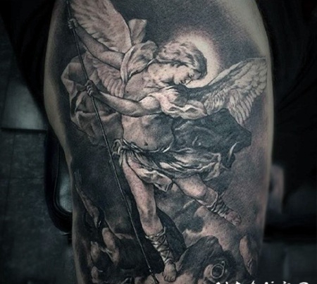 手臂黑白的天使战士纹身图案