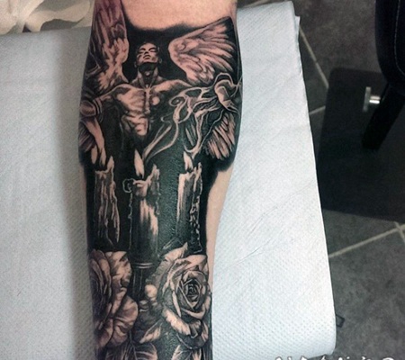 手臂神秘的黑色天使和蜡烛花朵纹身图案