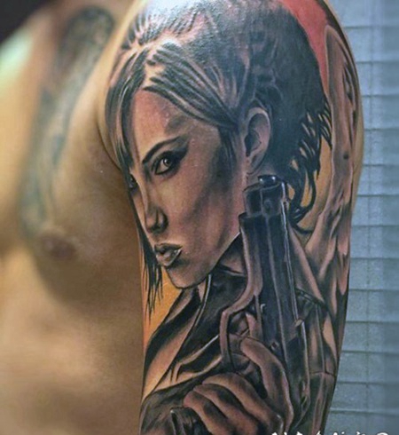 华丽的天使女子和手枪手臂纹身图案
