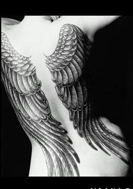 女性背部天使翅膀纹身图案