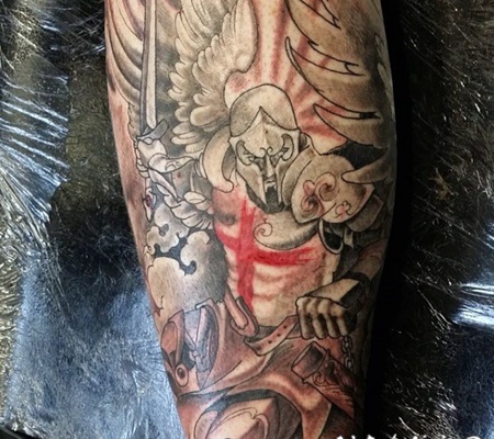 手臂彩色的卡通天使战士与红十字架纹身图案
