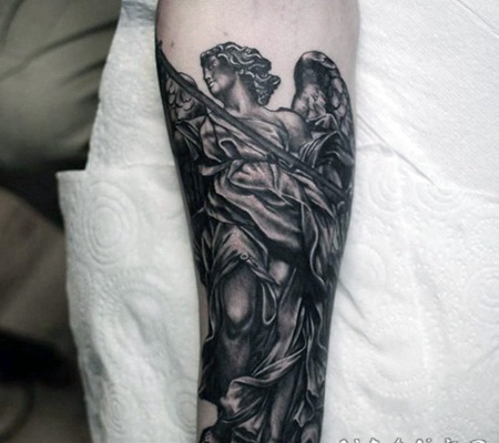 手臂黑白天使与矛雕像纹身图案