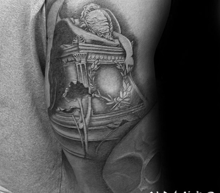 手臂灰色的天使与花卉纹身图案