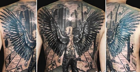 插图风格的黑白天使和城市背部纹身图案
