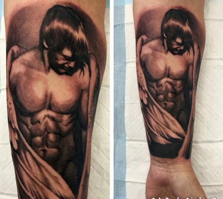 手臂黑色的天使男孩纹身图案