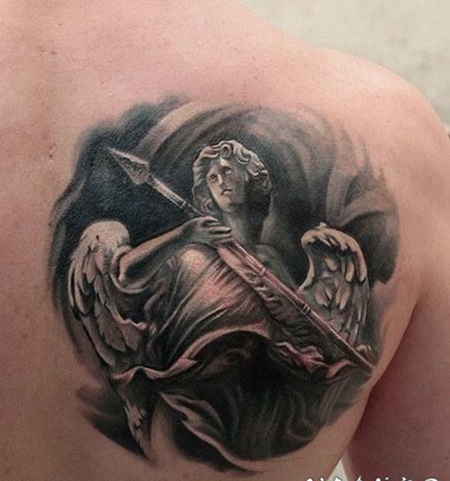 卡通风格的彩色战士天使雕像背部纹身图案