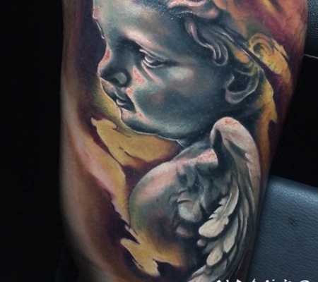 手臂石雕风格的小宝贝天使雕像纹身图案