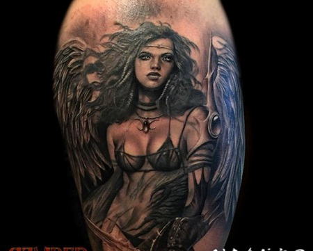 梦幻的彩色性感天使女战士手臂纹身图案