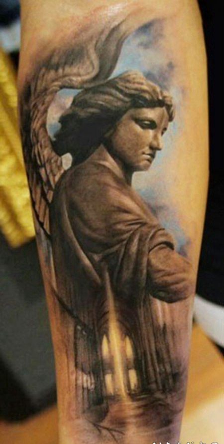 手臂石雕风格彩色天使雕像和古老教堂纹身图案