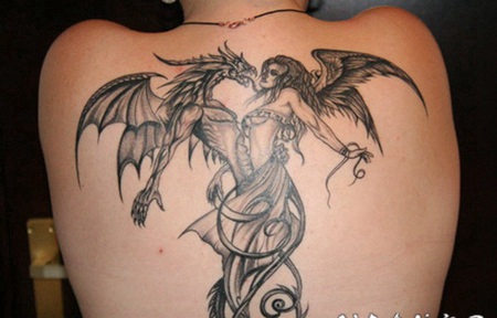 背部幻想风格的恶魔和天使纹身图案