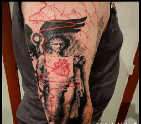 手臂像素风格彩色天使和心脏纹身图案