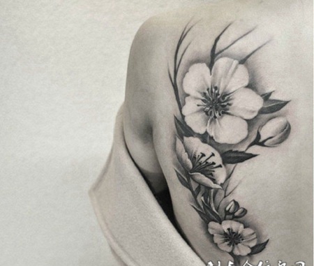 随风摆动的美丽，后背个性小百花纹身团