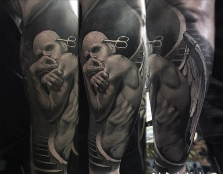 手臂恐怖风格的天使与剪刀纹身图案