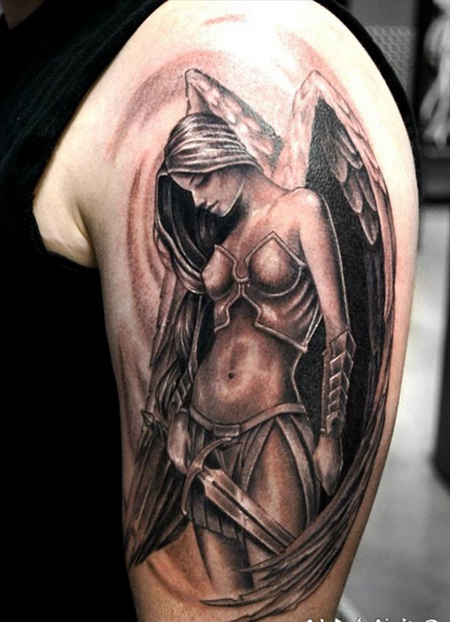 手臂幻想风格的彩色诱惑天使女人纹身图案