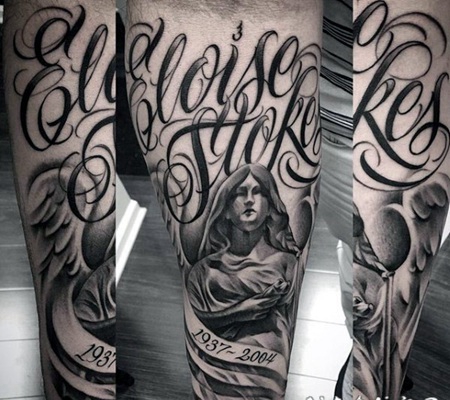 黑色的天使雕像与花体字母纹身图案