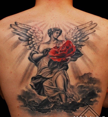 红色玫瑰和黑白天使雕像纹身图案